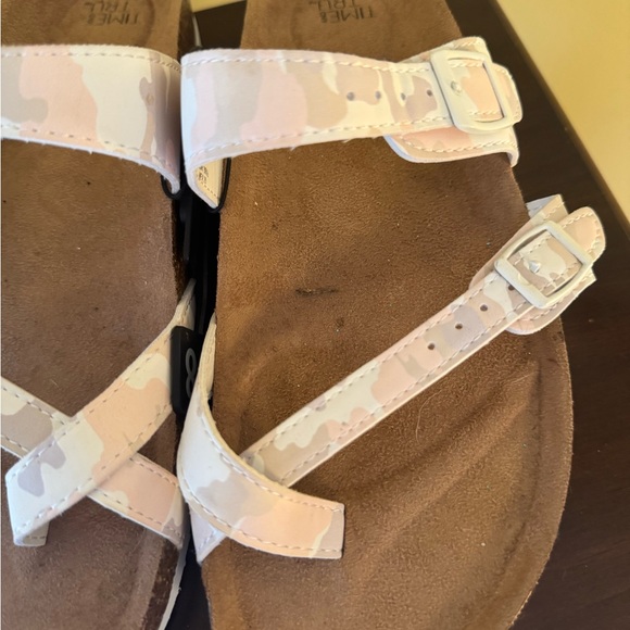 Time and Tru Asymmetric Strap Cushion Sandals In Pink Camo NWT Size 8 - Picture 3 of 7